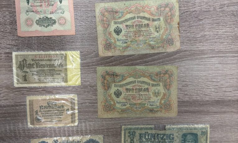 На кордоні з Румунією виявили понад 40 старовинних банкнот і монет