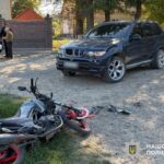 ДТП у Байраках: мотоцикліст зіткнувся з BMW X5 та втік, пасажира госпіталізували