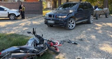 ДТП у Байраках: мотоцикліст зіткнувся з BMW X5 та втік, пасажира госпіталізували