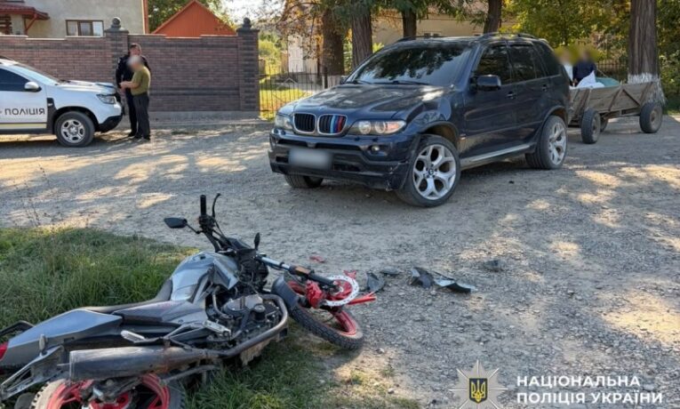 ДТП у Байраках: мотоцикліст зіткнувся з BMW X5 та втік, пасажира госпіталізували