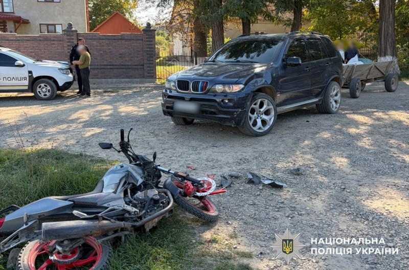 ДТП у Байраках: мотоцикліст зіткнувся з BMW X5 та втік, пасажира госпіталізували
