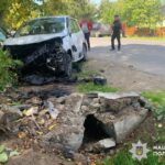 На Буковині водій Renault врізався у бетонну конструкцію: чоловіка госпіталізували