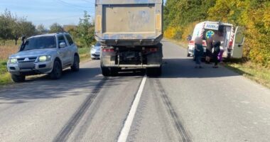 На Буковині водій вантажівки збив 8-річного велосипедиста: дитину госпіталізували