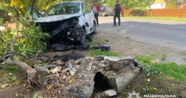 На Буковині водій Renault врізався у бетонну конструкцію: чоловіка госпіталізували