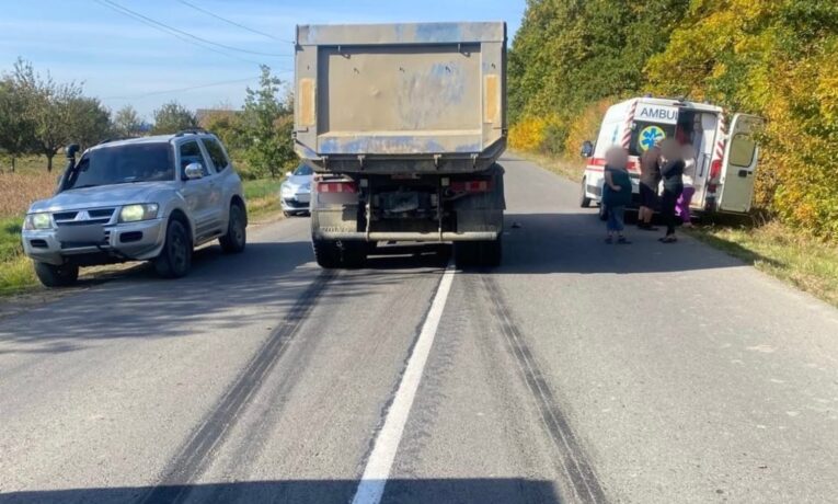 На Буковині водій вантажівки збив 8-річного велосипедиста: дитину госпіталізували
