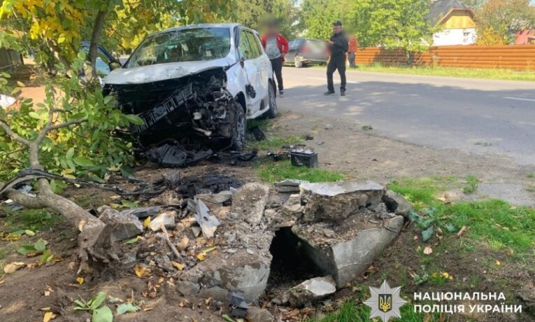 На Буковині водій Renault врізався у бетонну конструкцію: чоловіка госпіталізували