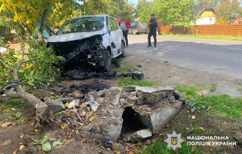 На Буковині водій Renault врізався у бетонну конструкцію: чоловіка госпіталізували