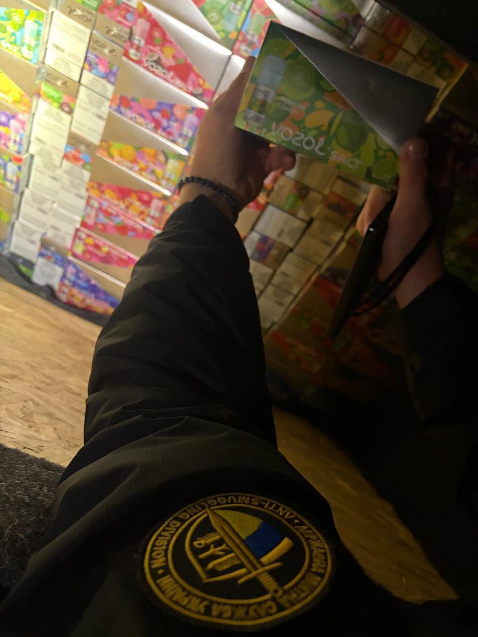 Чернівецькі митники виявили понад 4 тисячі контрабандних флаконів рідини для електронних сигарет