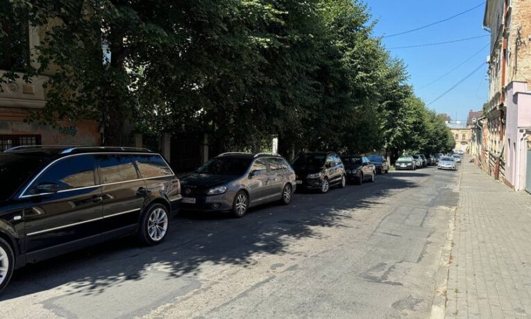 У Чернівцях цьогоріч оштрафували понад 70 водіїв за паркування на місцях для людей з інвалідністю