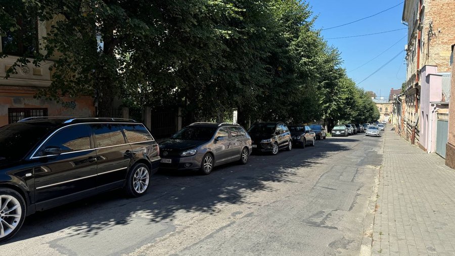 У Чернівцях цьогоріч оштрафували понад 70 водіїв за паркування на місцях для людей з інвалідністю