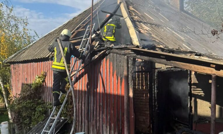 На Буковині за добу сталися дві пожежі: постраждала 88-річна жінка