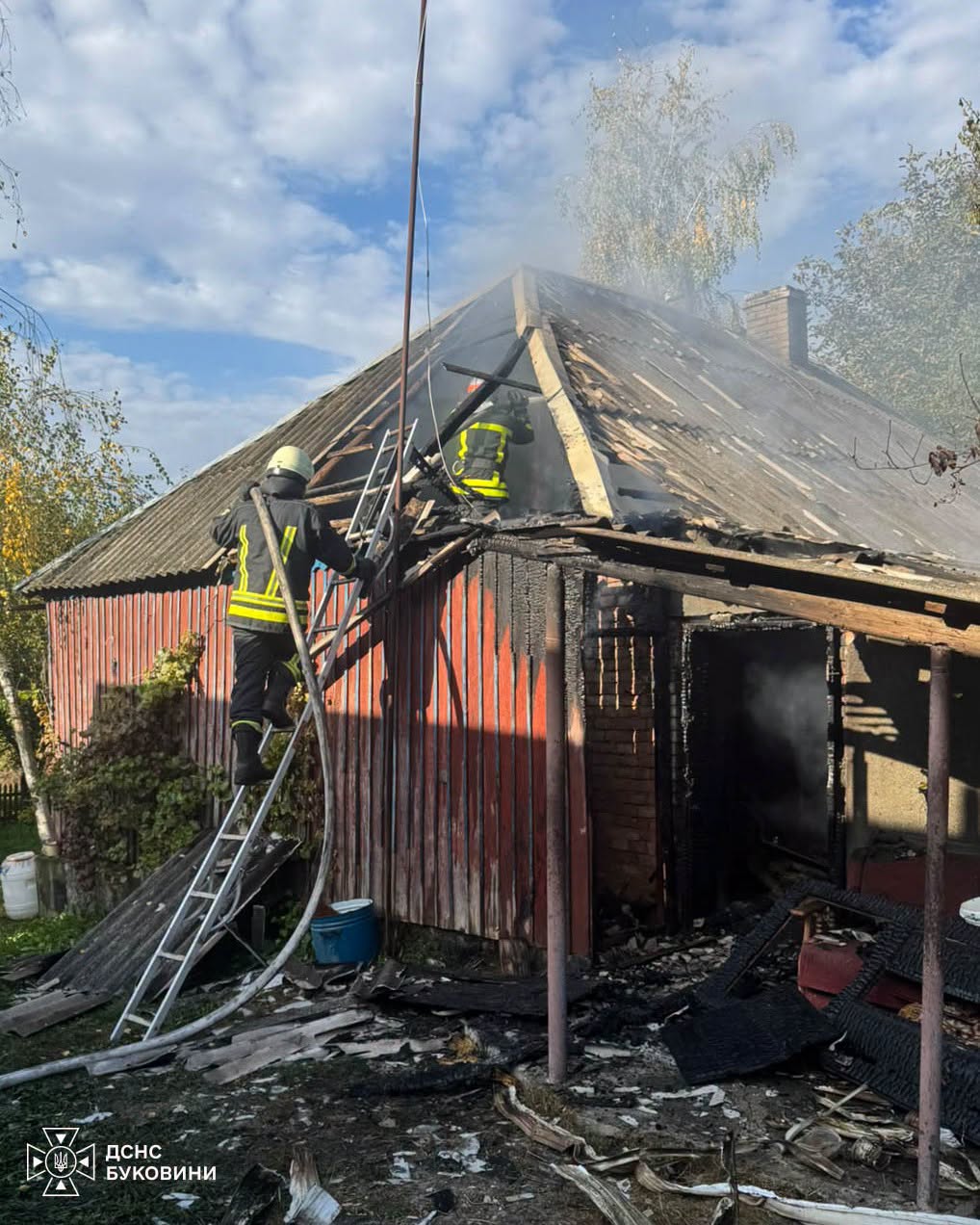 На Буковині за добу сталися дві пожежі: постраждала 88-річна жінка
