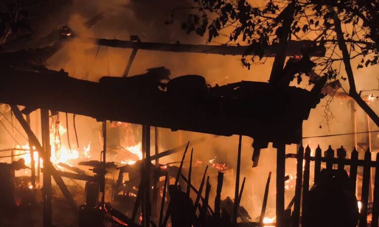 На Буковині загорілася господарська будівля: пожежа знищила майно