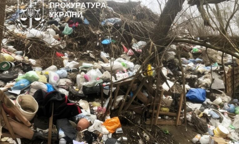 На Буковині через суд вимагають ліквідувати чотири несанкціоновані сміттєзвалища в Остриці