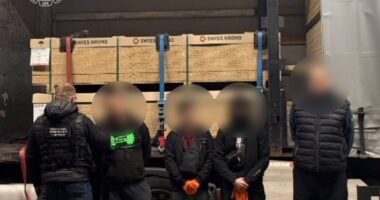 До 22,5 тисячі євро з людини: на Буковині чоловіків сховали у причепі вантажівки для виїзду до Молдови