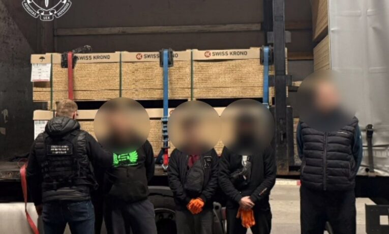 До 22,5 тисячі євро з людини: на Буковині чоловіків сховали у причепі вантажівки для виїзду до Молдови