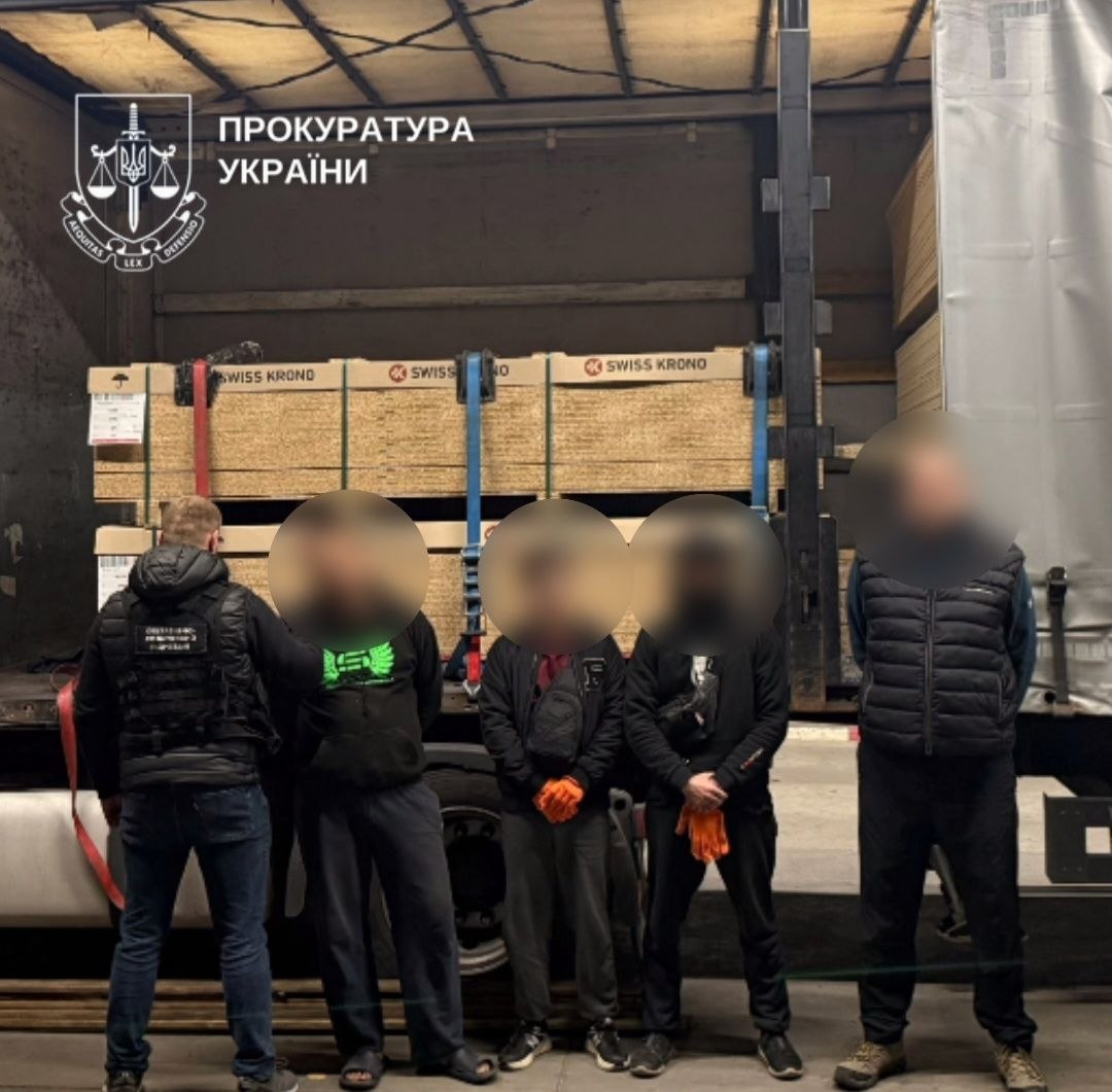 До 22,5 тисячі євро з людини: на Буковині чоловіків сховали у причепі вантажівки для виїзду до Молдови