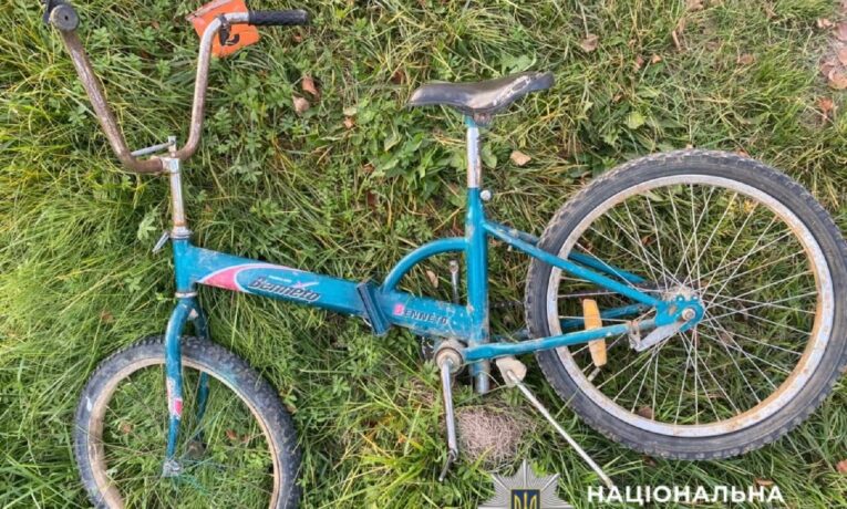 На Буковині 7-річний велосипедист зіткнувся з автомобілем: дитину госпіталізували