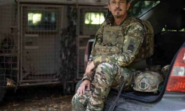 Захисник із Буковини отримав «Золотий хрест» та відзнаку «За поранення»