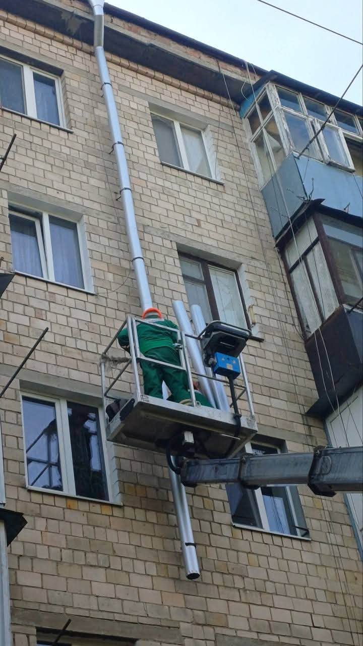 У Чернівцях відновили майже 289 метрів водостічних труб у житлових будинках